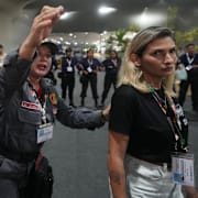 En besökare som blir visad till utgången i samband med branden. 