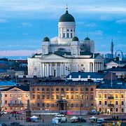 Vy över Salutorget i Helsingfors med Helsingfors domkyrka i bakgrunden och den svenska ambassaden  i förgrunden.