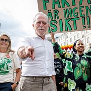 Arkivbild: Miljöpartiets språkrör Daniel Helldén och Amanda Lind samt Janine Alm Ericson och Alice Bah Kuhnke när Naturskyddsföreningen tillsammans med Rebellmammorna, Rebellpapporna och Researchers Desk anordnar en stor klimatdemonstration i Stockholm.