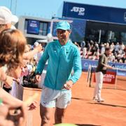 BÅSTAD, SVERIGE 20240720
Spaniens Rafael Nadal skriver autografer efter vinsten i lördagens semifinal i herrarnas singel i Nordea Open i Båstad.
Foto: Adam Ihse / TT / Kod 9200