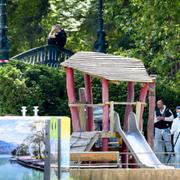 Polis på plats i parken färt