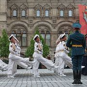 Nordkoreanska soldater marscherar i segerdagsparaden i Moskva.
