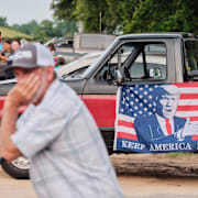 En Trumpflagga hänger på en lastbil i Florida, maj 2025.