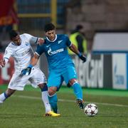 Den brasilianska fotbollstjärnan Hulk dribblar i Zenits blåa tröja.