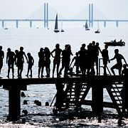 Malmöbor svalkar sig i vattnet under en het sommardag 2020.
