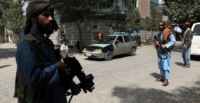 Talibaner vid en vägspärr i Kabul. Rahmat Gul / TT NYHETSBYRÅN