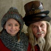 Johan Ulveson som Efraim von Trippelhatt tillsammans med Ester Vouri som spelar Selma.