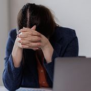 En kvinna som arbetar vid en dator.