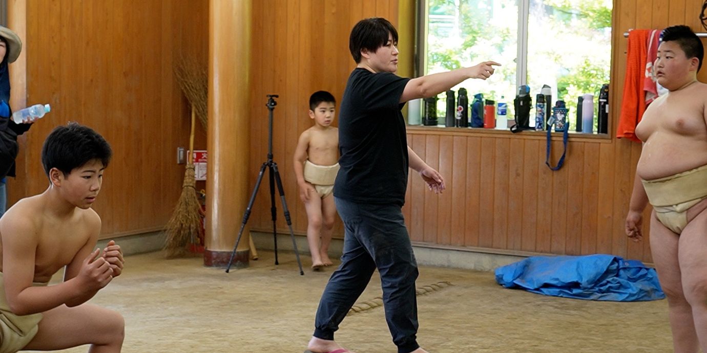 Det finns många aspekter av sumobrottning som kan framstå som underliga, men när man förstår anledningen till dessa blir sporten ännu mer intressant, säger journalisten Ichiro Sasaki.