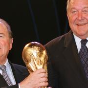 Sepp Blatter med Lennart Johansson (t.h.) under Fifas presidentval 1998.