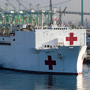 Sjukhusfartyget USNS Mercy i Los Angeles under pandemin 2020/Donald Trump på en middag i natt.