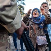 En demonstrant som stöttar tidigare premiärministern al-Hariri vid protester under fredagen. 