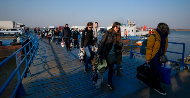 Ukrainska flyktingar anländer till Rumänien.  Andreea Alexandru / AP