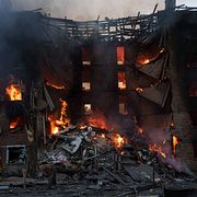 Ett flerfamiljshus brinner efter helgens attacker mot Kyiv.