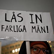 En person håller upp ett plakat med budskapet "Lås in farliga män" när Kvinnostrejk Stockholm manifesterar tillsammans med Unizon mot mäns våld mot kvinnor på Medborgarplatsen. Arkivbild. 