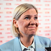 Magdalena Andersson/Diplomatbilar utanför S partihögkvarter.