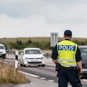 Polisen kontrollerar bilar på den aktuella sträckan.