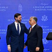JD Vance och Viktor Orbán under presskonferensen i Budapest, Ungern den 7 april 2026.