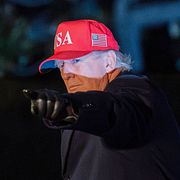 Efter intervjun med New York Times återvände Trump till Washington DC från Florida. Här anländer han till Vita huset.