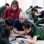 Apples vd Tim Cook på besök i en skola i Hanoi, Vietnam, i april i år.