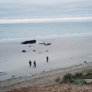 Fransk polis patrullerar en strand i Wimereux i norra Frankrike på jakt efter flyktingar. Arkivbild från 2021. 