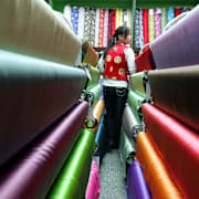 Illustrationsbild: Ett butiksbiträde på ett shoppingcenter i Beijing.