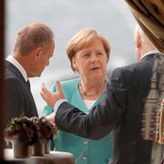 Angela Merkel i samtal med Donald Tusk och Boris Johnson i Biarritz på lördagen. 