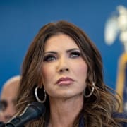 Kristi Noem är minister för inrikes säkerhet.