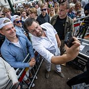 Sverigedemokraternas partiledare Jimmie Åkesson (SD) med väljare i Malmö.