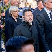 Ukrainas president Volodymyr Zelenskyj och Norges premiärminister Jonas Gahr Støre går bakom kung Haralds kista.