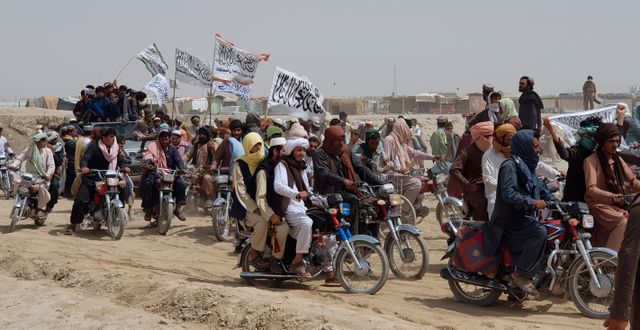 Anhängare till talibanerna i staden Spin Boldaka/Arkivbild Tariq Achakzai / TT NYHETSBYRÅN