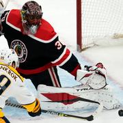 Calle Järnkrok får in pucken bakom Malcolm Subban i Chicagomålet i nattens möte