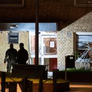 Nationella bombskyddet undersöker skadorna på en entré och fönster vid en flerfamiljsfastighet på Von Rosens väg på Rosengård i Malmö efter en explosion tidigt på onsdagsmorgonen.