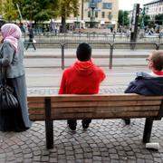 Arkivbild. Människor väntar på spårvagnen i Göteborgs centrum. 