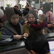 Människor som flyr från Libanon över gränsen till Syrien vid gränsövergången Jdeidet Yabous den 3 mars 2026.