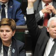 Jaroslaw Kaczynski, ledare för regeringspartiet Lag och rättvisa (Pis) och premiärministern Beata Szydlo.