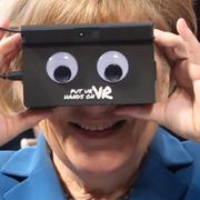 Angela Merkel med VR-glasögon vid en mässa i Hannover.