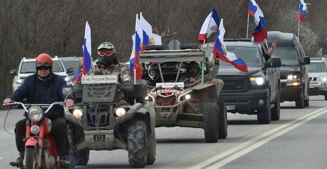 Det ryska gänget ”Nattvargarna” kör mot Sevastopol på årsdagen. AP