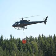 Tre helikoptrar jobbade med att vattenbomba branden söder om Kristinehamn tidigare i juni.