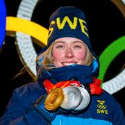 Elvira Öberg med sina tidigare OS-medaljer.