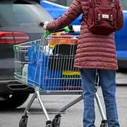 Till vänster: Vänsterpartiets partiledare Nooshi Dadgostar under Almedalsveckan i år. Till höger: En person har handlat mat i Bromma i november 2023.
