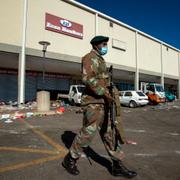 En soldat utanför en galleria i Johannesburg. 