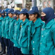 Poliser i Bangladesh står uppradade på en gata i hvudustaden Dhaka inför helgens val i landet. Bilden är från i fredags.