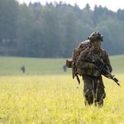 Amerikanska soldater efter en luftlandsättning i trakten runt Gnesta, under försvarsövningen Aurora.