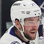 Victor Hedman (till vänster) med lagkamraten Anthony Cirelli  under en match mot Seattle Kraken i NHL den 17 mars 2026.