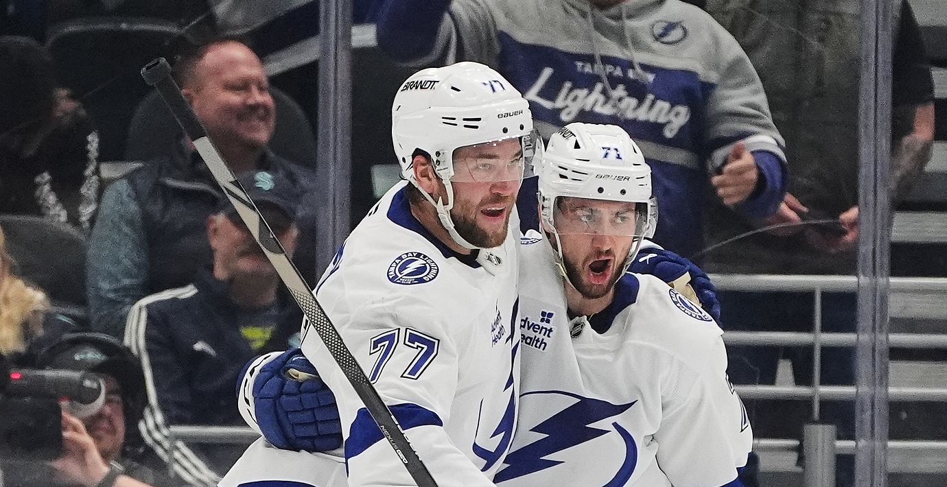 Victor Hedman (till vänster) med lagkamraten Anthony Cirelli  under en match mot Seattle Kraken i NHL den 17 mars 2026.