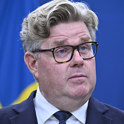 Gunnar Strömmer (M) och minnesplats efter skjutningen i Älvsjö.