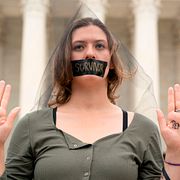 En demonstrant utanför USA:s högsta domstol. 