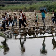 Venezuelanska flyktingar på väg in i Colombia.