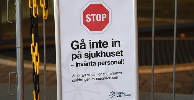En skylt varnar för corona och uppmanar patienter att inte gå in i sjukhuset vid enten till Centralsjukhuset i Karlstad i Värmland Fredrik Sandberg/TT / TT NYHETSBYRÅN